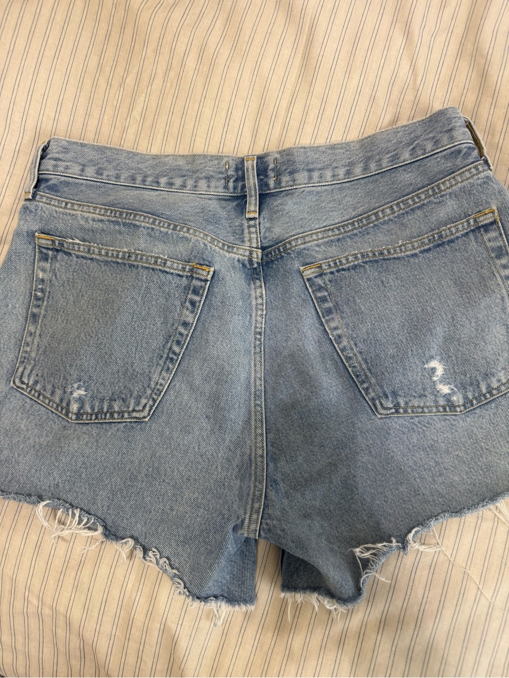 Agolde Parker short in a light distressed color - Picture 5 of 10